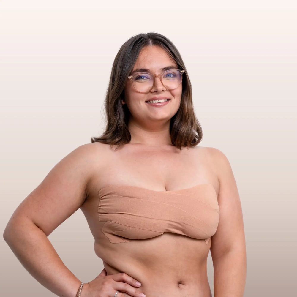 Femme portant la bande adhésive beige La Bande à Lolo, illustrant la discrétion et l'effet liftant du soutien-gorge sur la peau.