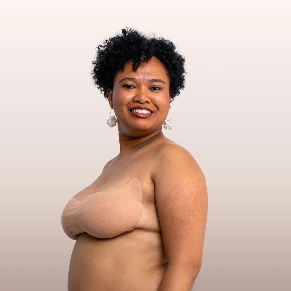 Mannequin métisse portant le bandeau adhésif couleur beige La Bande à Lolo.