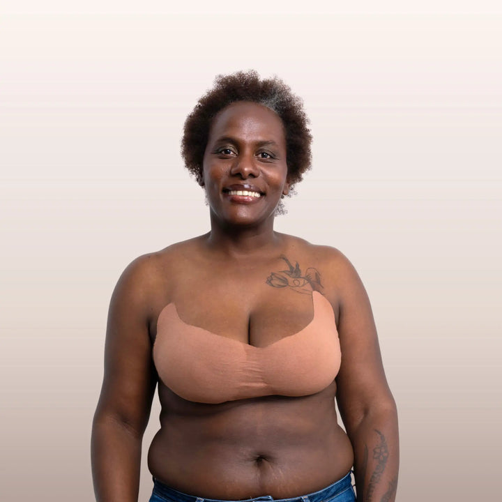 Femme noire élégante portant le bandeau de maintien marron La Bande à Lolo sous une chemise blanche ouverte.