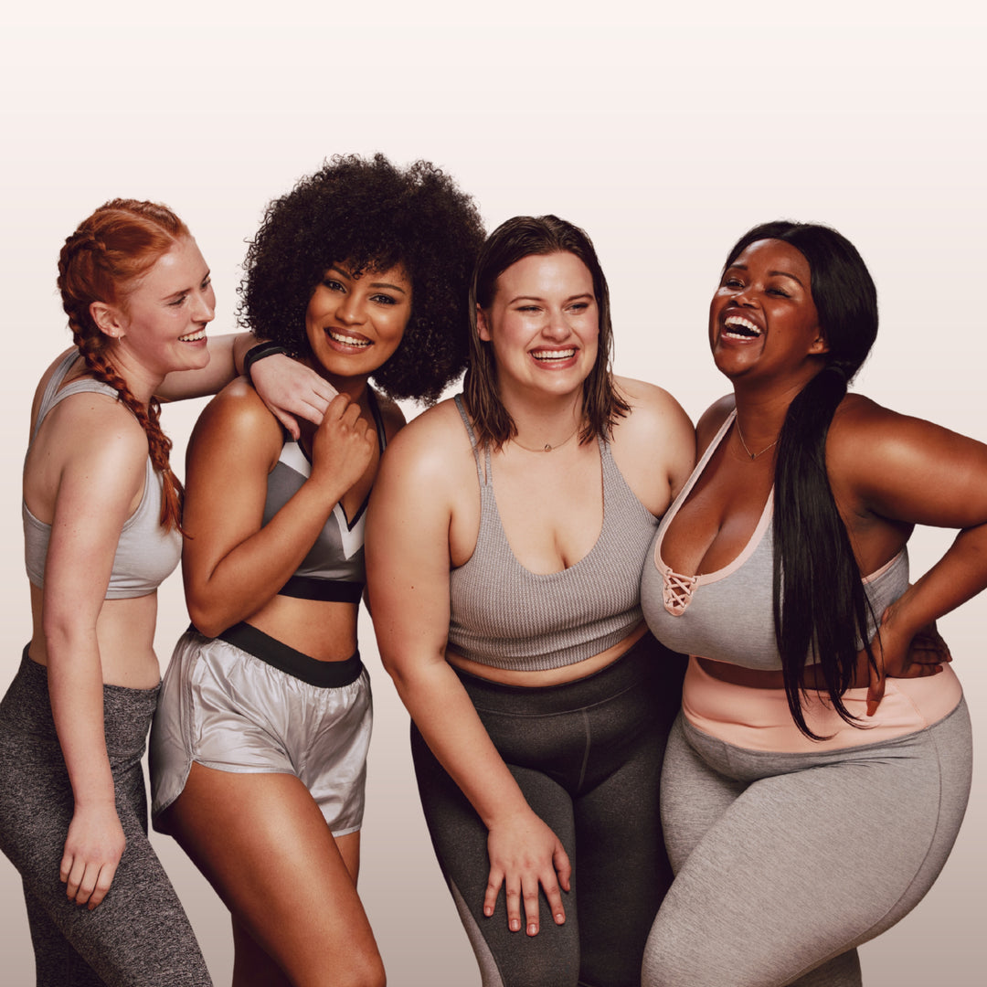 Groupe de femmes de différentes morphologies et carnations portant des tenues de sport, illustrant l'engagement body positive de La Bande à Lolo.