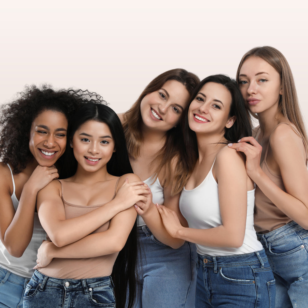 Groupe de femmes aux carnations variées riant ensemble, illustrant l'engagement inclusif de La Bande à Lolo pour toutes les carnations.