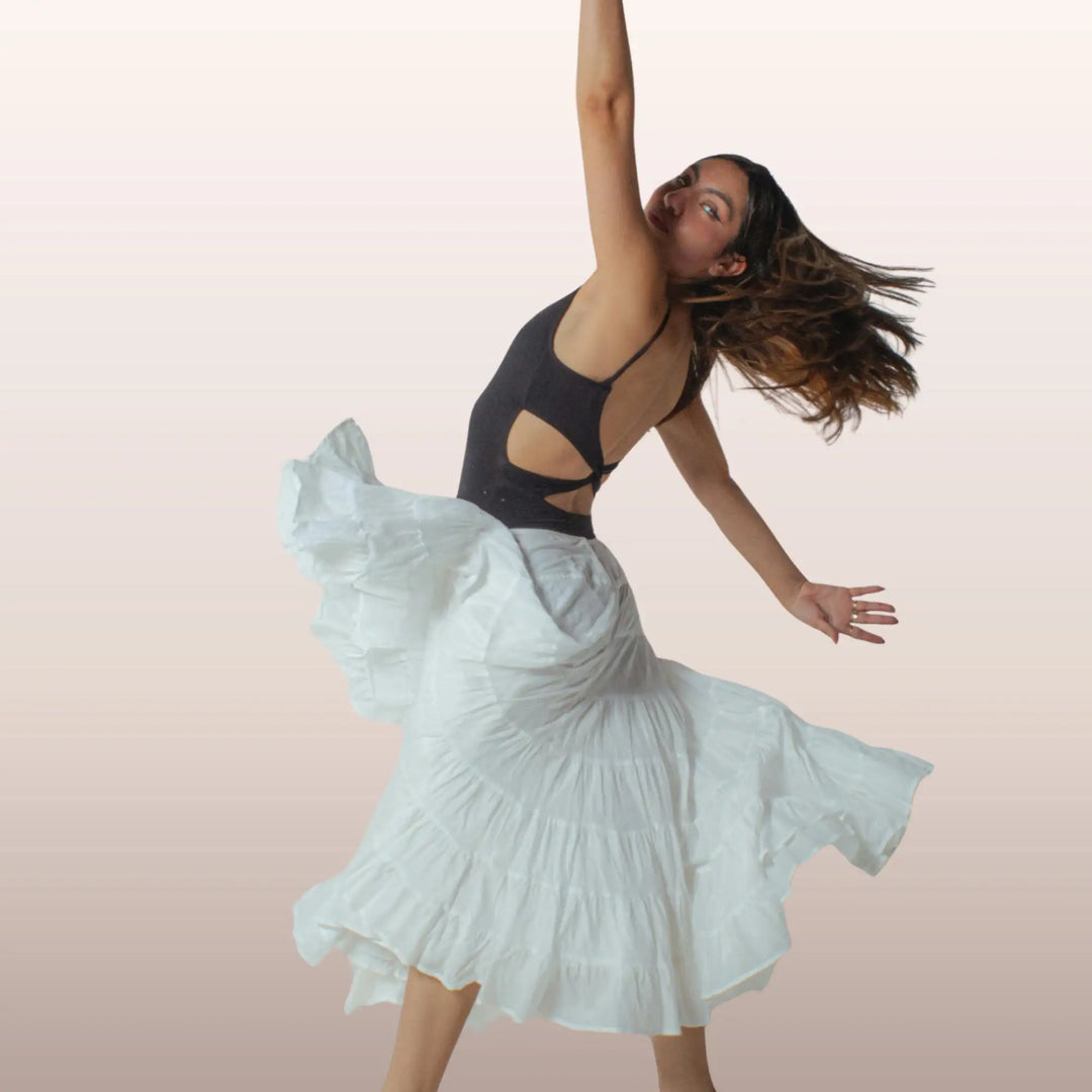 Danseuse en mouvement avec un dos nu et une jupe style patineuse