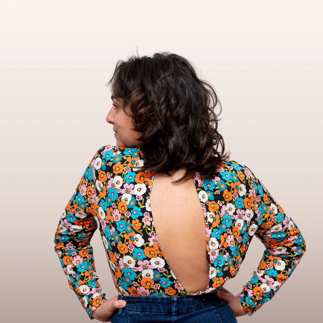 Mannequin vue de dos portant le soutien-gorge adhésif Bande à Lolo sous un t-shirt dos nu à motif fleuri.
