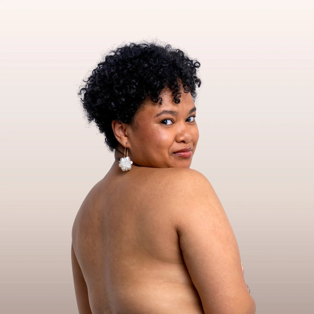 Femme métisse portant une robe dos nu, mettant en avant l&