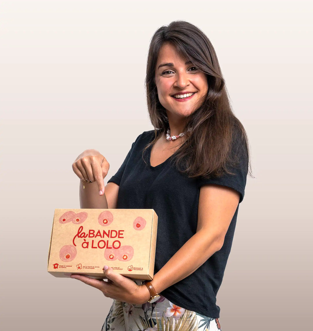 Loren, fondatrice de La Bande à Lolo, présentant le packaging éco-responsable de nos soutiens-gorge adhésifs.