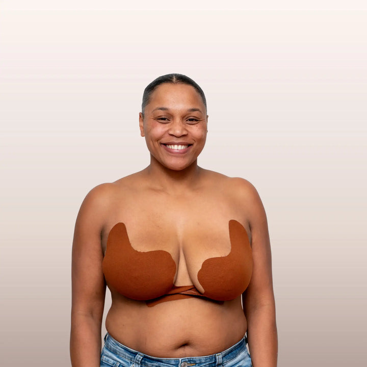 Femme métisse portant le bandeau adhésif La Bande à Lolo, motif papillon marron, alliant élégance et maintien invisible.