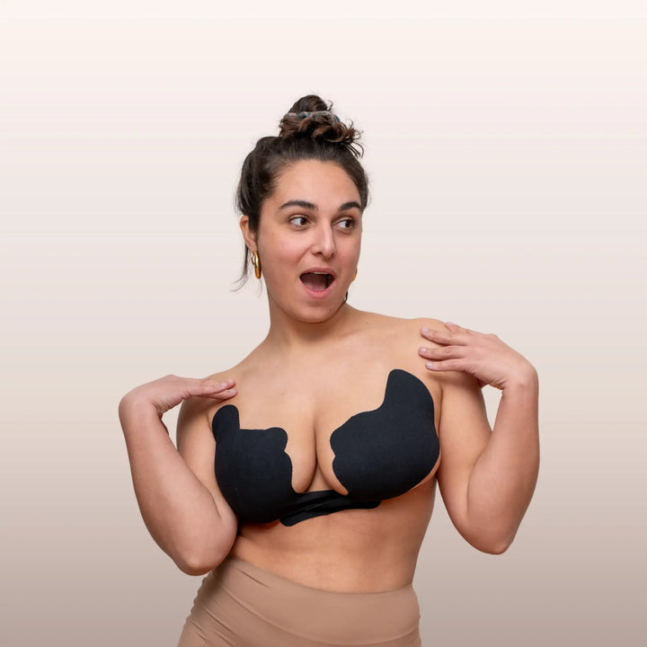 Mannequin portant le soutien-gorge adhésif noir -modèle papillon, vue de face.