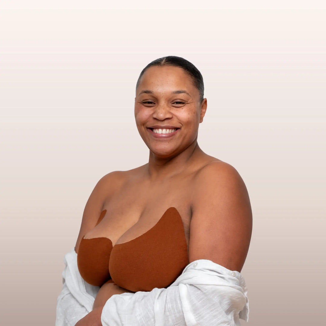 Femme métisse portant le bandeau adhésif La Bande à Lolo motif papillon marron avec une chemise blanche, look tendance et confort.
