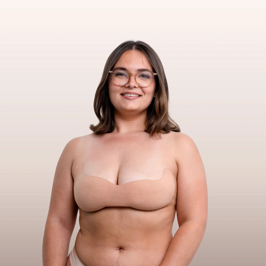 Femme à lunettes portant le soutien-gorge adhésif beige La Bande à Lolo pour un maintien naturel et invisible.